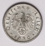 Numismática Alemanha - Período Nazista - 50 Reichspfennig - Rara pelo belo estado em se tratando de alumínio - Oportunidade.
Item não promove ou glorifica violência ou intolerância racial. Está à venda apenas para fins de preservação da memória histórica. Organização do leilão não faz apologia a quaisquer movimentos políticos ou ideológicos, e repudia qualquer ideologia de cunho racista.
1939 A 