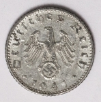 Numismática Alemanha - Período Nazista - 50 Reichspfennig - Rara pelo belo estado em se tratando de alumínio - Oportunidade.
Item não promove ou glorifica violência ou intolerância racial. Está à venda apenas para fins de preservação da memória histórica. Organização do leilão não faz apologia a quaisquer movimentos políticos ou ideológicos, e repudia qualquer ideologia de cunho racista.
1941 F