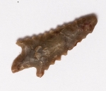 Arqueologia - Ponta de flecha com data estimada entre 6000 e 4000 a.C - África - Norte - Mali e Níger, proveniente de importante coleção européia.
12x25mm
