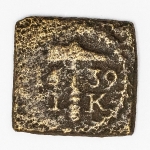 Numismática - Curiosidade - Estamos oferendo em nosso leilão peça extremamente curiosa proveniente de lote adquirido em Pernambuco - Não é prata nem ouro, tentamos também de forma magnética e não é composto ferroso - Aconselhamos análise apurada - 15 x14mm - 3g - 1439?