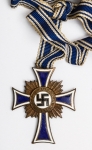 Militaria Alemanha - II Guerra - Cruz das Mães - Incentivo à natalidade, grau bronze - 45x35mm - Fita original, esmaltes perfeitos - Instituída em 16-12-1938 - Reverso com chancela de Adolf Hitler. Item não promove ou glorifica violência ou intolerância racial. Está à venda apenas para fins de preservação da memória histórica. Organização do leilão não faz apologia a quaisquer movimentos políticos ou ideológicos, e repudia qualquer ideologia de cunho racista.
