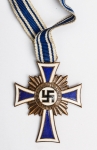 Militaria Alemanha - II Guerra - Cruz das mães - Peça emblemática instituída em 16-12-1938 - 45x35mm - Fita cortada - Reverso com chancela de Adolf Hitler - Metal e esmaltes.
Item não promove ou glorifica violência ou intolerância racial. Está à venda apenas para fins de preservação da memória histórica. Organização do leilão não faz apologia a quaisquer movimentos políticos ou ideológicos, e repudia qualquer ideologia de cunho racista.
