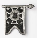 Militaria Alemanha - II Guerra - O partido nazista promoveu uma grande arrecadação de fundos antes e durante a guerra com a venda de pins, pendentes, tinnies, badges e etc - Todos colecionáveis para incentivar a compra constante. Adquirimos em Ciney, Bélgica, feira de militaria, uma grande coleção desses itens, todos originais, muitos catalogados no livro Donation Badges, Pins & Pendants of the Third Reich de Joseph Cassidy & Christopher Alexander. Oportunidade para colecionador avançado 
Item não promove ou glorifica violência ou intolerância racial. Está à venda apenas para fins de preservação da memória histórica. Organização do leilão não faz apologia a quaisquer movimentos políticos ou ideológicos, e repudia qualquer ideologia de cunho racista.
Bandeira 31x36mm - Pioniere - Catalogada pág 171