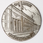  Militaria Alemanha - II Guerra - O partido nazista promoveu uma grande arrecadação de fundos antes e durante a guerra com a venda de pins, pendentes, tinnies, badges e etc - Todos colecionáveis para incentivar a compra constante. Adquirimos em Ciney, Bélgica, feira de militaria, uma grande coleção desses itens, todos originais, muitos catalogados no livro Donation Badges, Pins & Pendants of the Third Reich de Joseph Cassidy & Christopher Alexander. Oportunidade para colecionador avançado 
Item não promove ou glorifica violência ou intolerância racial. Está à venda apenas para fins de preservação da memória histórica. Organização do leilão não faz apologia a quaisquer movimentos políticos ou ideológicos, e repudia qualquer ideologia de cunho racista.
Neue Reichskanzlei - Nova chancelaria do Reich - 40mm