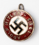 Militaria Alemanha - II Guerra - O partido nazista promoveu uma grande arrecadação de fundos antes e durante a guerra com a venda de pins, pendentes, tinnies, badges e etc - Todos colecionáveis para incentivar a compra constante. Adquirimos em Ciney, Bélgica, feira de militaria, uma grande coleção desses itens, todos originais, muitos catalogados no livro Donation Badges, Pins & Pendants of the Third Reich de Joseph Cassidy & Christopher Alexander. Oportunidade para colecionador avançado 
Item não promove ou glorifica violência ou intolerância racial. Está à venda apenas para fins de preservação da memória histórica. Organização do leilão não faz apologia a quaisquer movimentos políticos ou ideológicos, e repudia qualquer ideologia de cunho racista.
Pin Adolf Hitler, 1933 - Marcas da Fabricante no verso - 25mm