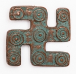 Militaria Alemanha - II Guerra - O partido nazista promoveu uma grande arrecadação de fundos antes e durante a guerra com a venda de pins, pendentes, tinnies, badges e etc - Todos colecionáveis para incentivar a compra constante. Adquirimos em Ciney, Bélgica, feira de militaria, uma grande coleção desses itens, todos originais, muitos catalogados no livro Donation Badges, Pins & Pendants of the Third Reich de Joseph Cassidy & Christopher Alexander. Oportunidade para colecionador avançado 
Item não promove ou glorifica violência ou intolerância racial. Está à venda apenas para fins de preservação da memória histórica. Organização do leilão não faz apologia a quaisquer movimentos políticos ou ideológicos, e repudia qualquer ideologia de cunho racista. Pin - 30x30mm - Marcas do fabricante no verso