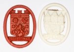 Militaria Alemanha - II Guerra - O partido nazista promoveu uma grande arrecadação de fundos antes e durante a guerra com a venda de pins, pendentes, tinnies, badges e etc - Todos colecionáveis para incentivar a compra constante. Adquirimos em Ciney, Bélgica, feira de militaria, uma grande coleção desses itens, todos originais, muitos catalogados no livro Donation Badges, Pins & Pendants of the Third Reich de Joseph Cassidy & Christopher Alexander. Oportunidade para colecionador avançado 
Item não promove ou glorifica violência ou intolerância racial. Está à venda apenas para fins de preservação da memória histórica. Organização do leilão não faz apologia a quaisquer movimentos políticos ou ideológicos, e repudia qualquer ideologia de cunho racista. Cidades ocupadas ou fronteiriças - Brasões catalogados pág 237-238 - 36x28mm - 2 peças