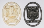 Militaria Alemanha - II Guerra - O partido nazista promoveu uma grande arrecadação de fundos antes e durante a guerra com a venda de pins, pendentes, tinnies, badges e etc - Todos colecionáveis para incentivar a compra constante. Adquirimos em Ciney, Bélgica, feira de militaria, uma grande coleção desses itens, todos originais, muitos catalogados no livro Donation Badges, Pins & Pendants of the Third Reich de Joseph Cassidy & Christopher Alexander. Oportunidade para colecionador avançado 
Item não promove ou glorifica violência ou intolerância racial. Está à venda apenas para fins de preservação da memória histórica. Organização do leilão não faz apologia a quaisquer movimentos políticos ou ideológicos, e repudia qualquer ideologia de cunho racista. Cidades ocupadas ou fronteiriças - Brasões catalogados pág 237-238 - 36x28mm - 2 peças