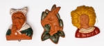 Militaria Alemanha - II Guerra - O partido nazista promoveu uma grande arrecadação de fundos antes e durante a guerra com a venda de pins, pendentes, tinnies, badges e etc - Todos colecionáveis para incentivar a compra constante. Adquirimos em Ciney, Bélgica, feira de militaria, uma grande coleção desses itens, todos originais, muitos catalogados no livro Donation Badges, Pins & Pendants of the Third Reich de Joseph Cassidy & Christopher Alexander. Oportunidade para colecionador avançado 
Item não promove ou glorifica violência ou intolerância racial. Está à venda apenas para fins de preservação da memória histórica. Organização do leilão não faz apologia a quaisquer movimentos políticos ou ideológicos, e repudia qualquer ideologia de cunho racista. Peças do folclore e/ou imaginário infantil em argila entre 2cm e 3cm - 3 peças