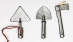 Militaria Alemanha - II Guerra - O partido nazista promoveu uma grande arrecadação de fundos antes e durante a guerra com a venda de pins, pendentes, tinnies, badges e etc - Todos colecionáveis para incentivar a compra constante. Adquirimos em Ciney, Bélgica, feira de militaria, uma grande coleção desses itens, todos originais, muitos catalogados no livro Donation Badges, Pins & Pendants of the Third Reich de Joseph Cassidy & Christopher Alexander. Oportunidade para colecionador avançado 
Item não promove ou glorifica violência ou intolerância racial. Está à venda apenas para fins de preservação da memória histórica. Organização do leilão não faz apologia a quaisquer movimentos políticos ou ideológicos, e repudia qualquer ideologia de cunho racista. Ferramentas de construção - 3 peças catalogadas ba pág 16 - DJ 39-1, 39-4 e 39-6 - 3cm aproximados