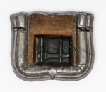 Militaria Alemanha - II Guerra - O partido nazista promoveu uma grande arrecadação de fundos antes e durante a guerra com a venda de pins, pendentes, tinnies, badges e etc - Todos colecionáveis para incentivar a compra constante. Adquirimos em Ciney, Bélgica, feira de militaria, uma grande coleção desses itens, todos originais, muitos catalogados no livro Donation Badges, Pins & Pendants of the Third Reich de Joseph Cassidy & Christopher Alexander. Oportunidade para colecionador avançado 
Item não promove ou glorifica violência ou intolerância racial. Está à venda apenas para fins de preservação da memória histórica. Organização do leilão não faz apologia a quaisquer movimentos políticos ou ideológicos, e repudia qualquer ideologia de cunho racista. Mochila -1941 - Catalogada DJH-41-1 - 23X20mm
