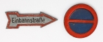 Militaria Alemanha - II Guerra - O partido nazista promoveu uma grande arrecadação de fundos antes e durante a guerra com a venda de pins, pendentes, tinnies, badges e etc - Todos colecionáveis para incentivar a compra constante. Adquirimos em Ciney, Bélgica, feira de militaria, uma grande coleção desses itens, todos originais, muitos catalogados no livro Donation Badges, Pins & Pendants of the Third Reich de Joseph Cassidy & Christopher Alexander. Oportunidade para colecionador avançado 
Item não promove ou glorifica violência ou intolerância racial. Está à venda apenas para fins de preservação da memória histórica. Organização do leilão não faz apologia a quaisquer movimentos políticos ou ideológicos, e repudia qualquer ideologia de cunho racista. Sinais de trânsito catalogados nas páginas 128, 133 e 134.