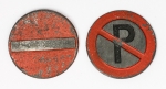 Militaria Alemanha - II Guerra - O partido nazista promoveu uma grande arrecadação de fundos antes e durante a guerra com a venda de pins, pendentes, tinnies, badges e etc - Todos colecionáveis para incentivar a compra constante. Adquirimos em Ciney, Bélgica, feira de militaria, uma grande coleção desses itens, todos originais, muitos catalogados no livro Donation Badges, Pins & Pendants of the Third Reich de Joseph Cassidy & Christopher Alexander. Oportunidade para colecionador avançado 
Item não promove ou glorifica violência ou intolerância racial. Está à venda apenas para fins de preservação da memória histórica. Organização do leilão não faz apologia a quaisquer movimentos políticos ou ideológicos, e repudia qualquer ideologia de cunho racista. Sinais de trânsito catalogados nas páginas 128, 133 e 134.