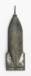 Militaria Alemanha - II Guerra - O partido nazista promoveu uma grande arrecadação de fundos antes e durante a guerra com a venda de pins, pendentes, tinnies, badges e etc - Todos colecionáveis para incentivar a compra constante. Adquirimos em Ciney, Bélgica, feira de militaria, uma grande coleção desses itens, todos originais, muitos catalogados no livro Donation Badges, Pins & Pendants of the Third Reich de Joseph Cassidy & Christopher Alexander. Oportunidade para colecionador avançado 
Item não promove ou glorifica violência ou intolerância racial. Está à venda apenas para fins de preservação da memória histórica. Organização do leilão não faz apologia a quaisquer movimentos políticos ou ideológicos, e repudia qualquer ideologia de cunho racista. Alfinete bomb - 35mm