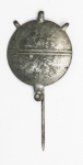 Militaria Alemanha - II Guerra - O partido nazista promoveu uma grande arrecadação de fundos antes e durante a guerra com a venda de pins, pendentes, tinnies, badges e etc - Todos colecionáveis para incentivar a compra constante. Adquirimos em Ciney, Bélgica, feira de militaria, uma grande coleção desses itens, todos originais, muitos catalogados no livro Donation Badges, Pins & Pendants of the Third Reich de Joseph Cassidy & Christopher Alexander. Oportunidade para colecionador avançado 
Item não promove ou glorifica violência ou intolerância racial. Está à venda apenas para fins de preservação da memória histórica. Organização do leilão não faz apologia a quaisquer movimentos políticos ou ideológicos, e repudia qualquer ideologia de cunho racista. Alfinete mina aquática - 20x25mm