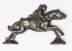 Militaria Alemanha - II Guerra - O partido nazista promoveu uma grande arrecadação de fundos antes e durante a guerra com a venda de pins, pendentes, tinnies, badges e etc - Todos colecionáveis para incentivar a compra constante. Adquirimos em Ciney, Bélgica, feira de militaria, uma grande coleção desses itens, todos originais, muitos catalogados no livro Donation Badges, Pins & Pendants of the Third Reich de Joseph Cassidy & Christopher Alexander. Oportunidade para colecionador avançado 
Item não promove ou glorifica violência ou intolerância racial. Está à venda apenas para fins de preservação da memória histórica. Organização do leilão não faz apologia a quaisquer movimentos políticos ou ideológicos, e repudia qualquer ideologia de cunho racista. Wehrmacht Toys - Catalogado, DRK pág 184 - TDW 41-2 1941 - 45mm