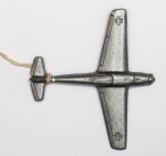Militaria Alemanha - II Guerra - O partido nazista promoveu uma grande arrecadação de fundos antes e durante a guerra com a venda de pins, pendentes, tinnies, badges e etc - Todos colecionáveis para incentivar a compra constante. Adquirimos em Ciney, Bélgica, feira de militaria, uma grande coleção desses itens, todos originais, muitos catalogados no livro Donation Badges, Pins & Pendants of the Third Reich de Joseph Cassidy & Christopher Alexander. Oportunidade para colecionador avançado 
Item não promove ou glorifica violência ou intolerância racial. Está à venda apenas para fins de preservação da memória histórica. Organização do leilão não faz apologia a quaisquer movimentos políticos ou ideológicos, e repudia qualquer ideologia de cunho racista. Catalogado pág 63 - DRK 40-18 - 45x50mm