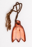 Militaria Alemanha - II Guerra - O partido nazista promoveu uma grande arrecadação de fundos antes e durante a guerra com a venda de pins, pendentes, tinnies, badges e etc - Todos colecionáveis para incentivar a compra constante. Adquirimos em Ciney, Bélgica, feira de militaria, uma grande coleção desses itens, todos originais, muitos catalogados no livro Donation Badges, Pins & Pendants of the Third Reich de Joseph Cassidy & Christopher Alexander. Oportunidade para colecionador avançado 
Item não promove ou glorifica violência ou intolerância racial. Está à venda apenas para fins de preservação da memória histórica. Organização do leilão não faz apologia a quaisquer movimentos políticos ou ideológicos, e repudia qualquer ideologia de cunho racista. Pendente com âmbar da região - Peça rara regional
