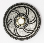 Militaria Alemanha - II Guerra - O partido nazista promoveu uma grande arrecadação de fundos antes e durante a guerra com a venda de pins, pendentes, tinnies, badges e etc - Todos colecionáveis para incentivar a compra constante. Adquirimos em Ciney, Bélgica, feira de militaria, uma grande coleção desses itens, todos originais, muitos catalogados no livro Donation Badges, Pins & Pendants of the Third Reich de Joseph Cassidy & Christopher Alexander. Oportunidade para colecionador avançado 
Item não promove ou glorifica violência ou intolerância racial. Está à venda apenas para fins de preservação da memória histórica. Organização do leilão não faz apologia a quaisquer movimentos políticos ou ideológicos, e repudia qualquer ideologia de cunho racista. Peça regional da Turingia, 30mm