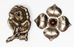 Militaria Alemanha - II Guerra - O partido nazista promoveu uma grande arrecadação de fundos antes e durante a guerra com a venda de pins, pendentes, tinnies, badges e etc - Todos colecionáveis para incentivar a compra constante. Adquirimos em Ciney, Bélgica, feira de militaria, uma grande coleção desses itens, todos originais, muitos catalogados no livro Donation Badges, Pins & Pendants of the Third Reich de Joseph Cassidy & Christopher Alexander. Oportunidade para colecionador avançado 
Item não promove ou glorifica violência ou intolerância racial. Está à venda apenas para fins de preservação da memória histórica. Organização do leilão não faz apologia a quaisquer movimentos políticos ou ideológicos, e repudia qualquer ideologia de cunho racista. 02 peças regionais