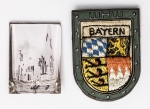 Militaria Alemanha - II Guerra - O partido nazista promoveu uma grande arrecadação de fundos antes e durante a guerra com a venda de pins, pendentes, tinnies, badges e etc - Todos colecionáveis para incentivar a compra constante. Adquirimos em Ciney, Bélgica, feira de militaria, uma grande coleção desses itens, todos originais, muitos catalogados no livro Donation Badges, Pins & Pendants of the Third Reich de Joseph Cassidy & Christopher Alexander. Oportunidade para colecionador avançado 
Item não promove ou glorifica violência ou intolerância racial. Está à venda apenas para fins de preservação da memória histórica. Organização do leilão não faz apologia a quaisquer movimentos políticos ou ideológicos, e repudia qualquer ideologia de cunho racista. 2 peças, 1 em vidro 35x25mm monumeto e 1 campanha de inverno WHW em metal e tecido.