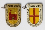 Militaria Alemanha - II Guerra - O partido nazista promoveu uma grande arrecadação de fundos antes e durante a guerra com a venda de pins, pendentes, tinnies, badges e etc - Todos colecionáveis para incentivar a compra constante. Adquirimos em Ciney, Bélgica, feira de militaria, uma grande coleção desses itens, todos originais, muitos catalogados no livro Donation Badges, Pins & Pendants of the Third Reich de Joseph Cassidy & Christopher Alexander. Oportunidade para colecionador avançado 
Item não promove ou glorifica violência ou intolerância racial. Está à venda apenas para fins de preservação da memória histórica. Organização do leilão não faz apologia a quaisquer movimentos políticos ou ideológicos, e repudia qualquer ideologia de cunho racista. 02 peças catalogadas - Pág 225, 26, 27 e 28, 1934 - Brasão de armas de Locais com significativos grupos étnicos alemães
