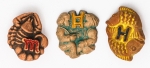Militaria Alemanha - II Guerra - O partido nazista promoveu uma grande arrecadação de fundos antes e durante a guerra com a venda de pins, pendentes, tinnies, badges e etc - Todos colecionáveis para incentivar a compra constante. Adquirimos em Ciney, Bélgica, feira de militaria, uma grande coleção desses itens, todos originais, muitos catalogados no livro Donation Badges, Pins & Pendants of the Third Reich de Joseph Cassidy & Christopher Alexander. Oportunidade para colecionador avançado 
Item não promove ou glorifica violência ou intolerância racial. Está à venda apenas para fins de preservação da memória histórica. Organização do leilão não faz apologia a quaisquer movimentos políticos ou ideológicos, e repudia qualquer ideologia de cunho racista. Três peças do zodíaco - Gêmeos, Peixes e Escorpião - Em argila - 3cm aproximados