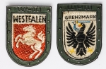 Militaria Alemanha - II Guerra - O partido nazista promoveu uma grande arrecadação de fundos antes e durante a guerra com a venda de pins, pendentes, tinnies, badges e etc - Todos colecionáveis para incentivar a compra constante. Adquirimos em Ciney, Bélgica, feira de militaria, uma grande coleção desses itens, todos originais, muitos catalogados no livro Donation Badges, Pins & Pendants of the Third Reich de Joseph Cassidy & Christopher Alexander. Oportunidade para colecionador avançado 
Item não promove ou glorifica violência ou intolerância racial. Está à venda apenas para fins de preservação da memória histórica. Organização do leilão não faz apologia a quaisquer movimentos políticos ou ideológicos, e repudia qualquer ideologia de cunho racista. Campanha de inverno WHW - 2 peças em fino acabamento - Metal e tecido - 33x45mm