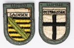 Militaria Alemanha - II Guerra - O partido nazista promoveu uma grande arrecadação de fundos antes e durante a guerra com a venda de pins, pendentes, tinnies, badges e etc - Todos colecionáveis para incentivar a compra constante. Adquirimos em Ciney, Bélgica, feira de militaria, uma grande coleção desses itens, todos originais, muitos catalogados no livro Donation Badges, Pins & Pendants of the Third Reich de Joseph Cassidy & Christopher Alexander. Oportunidade para colecionador avançado 
Item não promove ou glorifica violência ou intolerância racial. Está à venda apenas para fins de preservação da memória histórica. Organização do leilão não faz apologia a quaisquer movimentos políticos ou ideológicos, e repudia qualquer ideologia de cunho racista. Campanha de inverno WHW - 2 peças em fino acabamento - Metal e tecido - 33x45mm