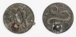 Militaria Alemanha - II Guerra - O partido nazista promoveu uma grande arrecadação de fundos antes e durante a guerra com a venda de pins, pendentes, tinnies, badges e etc - Todos colecionáveis para incentivar a compra constante. Adquirimos em Ciney, Bélgica, feira de militaria, uma grande coleção desses itens, todos originais, muitos catalogados no livro Donation Badges, Pins & Pendants of the Third Reich de Joseph Cassidy & Christopher Alexander. Oportunidade para colecionador avançado 
Item não promove ou glorifica violência ou intolerância racial. Está à venda apenas para fins de preservação da memória histórica. Organização do leilão não faz apologia a quaisquer movimentos políticos ou ideológicos, e repudia qualquer ideologia de cunho racista. 02 peças de Zodíaco - 25mm - Leão e Virgem