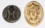 Militaria Alemanha - II Guerra - O partido nazista promoveu uma grande arrecadação de fundos antes e durante a guerra com a venda de pins, pendentes, tinnies, badges e etc - Todos colecionáveis para incentivar a compra constante. Adquirimos em Ciney, Bélgica, feira de militaria, uma grande coleção desses itens, todos originais, muitos catalogados no livro Donation Badges, Pins & Pendants of the Third Reich de Joseph Cassidy & Christopher Alexander. Oportunidade para colecionador avançado 
Item não promove ou glorifica violência ou intolerância racial. Está à venda apenas para fins de preservação da memória histórica. Organização do leilão não faz apologia a quaisquer movimentos políticos ou ideológicos, e repudia qualquer ideologia de cunho racista. 2 peças - 1 de Zodíaco (Peixes) e Theodorico, o Grande