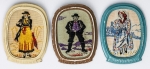 Militaria Alemanha - II Guerra - O partido nazista promoveu uma grande arrecadação de fundos antes e durante a guerra com a venda de pins, pendentes, tinnies, badges e etc - Todos colecionáveis para incentivar a compra constante. Adquirimos em Ciney, Bélgica, feira de militaria, uma grande coleção desses itens, todos originais, muitos catalogados no livro Donation Badges, Pins & Pendants of the Third Reich de Joseph Cassidy & Christopher Alexander. Oportunidade para colecionador avançado 
Item não promove ou glorifica violência ou intolerância racial. Está à venda apenas para fins de preservação da memória histórica. Organização do leilão não faz apologia a quaisquer movimentos políticos ou ideológicos, e repudia qualquer ideologia de cunho racista. 03 peças regionais em metal e tecido, raras e cobiçadas - 33x44mm