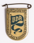 Militaria Alemanha - II Guerra - O partido nazista promoveu uma grande arrecadação de fundos antes e durante a guerra com a venda de pins, pendentes, tinnies, badges e etc - Todos colecionáveis para incentivar a compra constante. Adquirimos em Ciney, Bélgica, feira de militaria, uma grande coleção desses itens, todos originais, muitos catalogados no livro Donation Badges, Pins & Pendants of the Third Reich de Joseph Cassidy & Christopher Alexander. Oportunidade para colecionador avançado 
Item não promove ou glorifica violência ou intolerância racial. Está à venda apenas para fins de preservação da memória histórica. Organização do leilão não faz apologia a quaisquer movimentos políticos ou ideológicos, e repudia qualquer ideologia de cunho racista. Peça catalogada VDA - 34-61 - Borda branca, campanha de inverno - Ajude o concidadão - 30x20mm - Pág 22 a.
