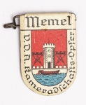 Militaria Alemanha - II Guerra - O partido nazista promoveu uma grande arrecadação de fundos antes e durante a guerra com a venda de pins, pendentes, tinnies, badges e etc - Todos colecionáveis para incentivar a compra constante. Adquirimos em Ciney, Bélgica, feira de militaria, uma grande coleção desses itens, todos originais, muitos catalogados no livro Donation Badges, Pins & Pendants of the Third Reich de Joseph Cassidy & Christopher Alexander. Oportunidade para colecionador avançado 
Item não promove ou glorifica violência ou intolerância racial. Está à venda apenas para fins de preservação da memória histórica. Organização do leilão não faz apologia a quaisquer movimentos políticos ou ideológicos, e repudia qualquer ideologia de cunho racista. 1º de maio - 35mm - Marca do fabricante, perfeito estado - 1936 - Dia do trabalho - Tinnie