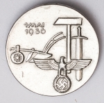 Militaria Alemanha - II Guerra - O partido nazista promoveu uma grande arrecadação de fundos antes e durante a guerra com a venda de pins, pendentes, tinnies, badges e etc - Todos colecionáveis para incentivar a compra constante. Adquirimos em Ciney, Bélgica, feira de militaria, uma grande coleção desses itens, todos originais, muitos catalogados no livro Donation Badges, Pins & Pendants of the Third Reich de Joseph Cassidy & Christopher Alexander. Oportunidade para colecionador avançado 
Item não promove ou glorifica violência ou intolerância racial. Está à venda apenas para fins de preservação da memória histórica. Organização do leilão não faz apologia a quaisquer movimentos políticos ou ideológicos, e repudia qualquer ideologia de cunho racista.