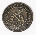 Militaria Alemanha - II Guerra - O partido nazista promoveu uma grande arrecadação de fundos antes e durante a guerra com a venda de pins, pendentes, tinnies, badges e etc - Todos colecionáveis para incentivar a compra constante. Adquirimos em Ciney, Bélgica, feira de militaria, uma grande coleção desses itens, todos originais, muitos catalogados no livro Donation Badges, Pins & Pendants of the Third Reich de Joseph Cassidy & Christopher Alexander. Oportunidade para colecionador avançado 
Item não promove ou glorifica violência ou intolerância racial. Está à venda apenas para fins de preservação da memória histórica. Organização do leilão não faz apologia a quaisquer movimentos políticos ou ideológicos, e repudia qualquer ideologia de cunho racista. Pin 1933, dia do trabalho - Curiosa cruz gamada na marreta - 26mm