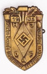 Militaria Alemanha - II Guerra - O partido nazista promoveu uma grande arrecadação de fundos antes e durante a guerra com a venda de pins, pendentes, tinnies, badges e etc - Todos colecionáveis para incentivar a compra constante. Adquirimos em Ciney, Bélgica, feira de militaria, uma grande coleção desses itens, todos originais, muitos catalogados no livro Donation Badges, Pins & Pendants of the Third Reich de Joseph Cassidy & Christopher Alexander. Oportunidade para colecionador avançado 
Item não promove ou glorifica violência ou intolerância racial. Está à venda apenas para fins de preservação da memória histórica. Organização do leilão não faz apologia a quaisquer movimentos políticos ou ideológicos, e repudia qualquer ideologia de cunho racista. Badge, 26x47mm, 1935 - Juventude Hitlerista