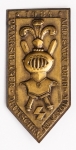 Militaria Alemanha - II Guerra - O partido nazista promoveu uma grande arrecadação de fundos antes e durante a guerra com a venda de pins, pendentes, tinnies, badges e etc - Todos colecionáveis para incentivar a compra constante. Adquirimos em Ciney, Bélgica, feira de militaria, uma grande coleção desses itens, todos originais, muitos catalogados no livro Donation Badges, Pins & Pendants of the Third Reich de Joseph Cassidy & Christopher Alexander. Oportunidade para colecionador avançado 
Item não promove ou glorifica violência ou intolerância racial. Está à venda apenas para fins de preservação da memória histórica. Organização do leilão não faz apologia a quaisquer movimentos políticos ou ideológicos, e repudia qualquer ideologia de cunho racista. Badge 25x54mm - 1934 - Jungvolk, organização para meninos com idade entre 10 e 14 anos - Alta cotação