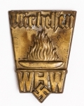Militaria Alemanha - II Guerra - O partido nazista promoveu uma grande arrecadação de fundos antes e durante a guerra com a venda de pins, pendentes, tinnies, badges e etc - Todos colecionáveis para incentivar a compra constante. Adquirimos em Ciney, Bélgica, feira de militaria, uma grande coleção desses itens, todos originais, muitos catalogados no livro Donation Badges, Pins & Pendants of the Third Reich de Joseph Cassidy & Christopher Alexander. Oportunidade para colecionador avançado 
Item não promove ou glorifica violência ou intolerância racial. Está à venda apenas para fins de preservação da memória histórica. Organização do leilão não faz apologia a quaisquer movimentos políticos ou ideológicos, e repudia qualquer ideologia de cunho racista. Badge `Nós ajudamos` - WHN, 26x32mm