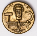 Militaria Alemanha - II Guerra - O partido nazista promoveu uma grande arrecadação de fundos antes e durante a guerra com a venda de pins, pendentes, tinnies, badges e etc - Todos colecionáveis para incentivar a compra constante. Adquirimos em Ciney, Bélgica, feira de militaria, uma grande coleção desses itens, todos originais, muitos catalogados no livro Donation Badges, Pins & Pendants of the Third Reich de Joseph Cassidy & Christopher Alexander. Oportunidade para colecionador avançado 
Item não promove ou glorifica violência ou intolerância racial. Está à venda apenas para fins de preservação da memória histórica. Organização do leilão não faz apologia a quaisquer movimentos políticos ou ideológicos, e repudia qualquer ideologia de cunho racista. Badge, 37mm - 1934 - Metal, perfeito.