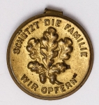 Militaria Alemanha - II Guerra - O partido nazista promoveu uma grande arrecadação de fundos antes e durante a guerra com a venda de pins, pendentes, tinnies, badges e etc - Todos colecionáveis para incentivar a compra constante. Adquirimos em Ciney, Bélgica, feira de militaria, uma grande coleção desses itens, todos originais, muitos catalogados no livro Donation Badges, Pins & Pendants of the Third Reich de Joseph Cassidy & Christopher Alexander. Oportunidade para colecionador avançado 
Item não promove ou glorifica violência ou intolerância racial. Está à venda apenas para fins de preservação da memória histórica. Organização do leilão não faz apologia a quaisquer movimentos políticos ou ideológicos, e repudia qualquer ideologia de cunho racista. Pin, 20mm - Proteger a família que sacrificamos