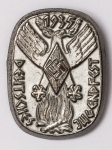 Militaria Alemanha - II Guerra - O partido nazista promoveu uma grande arrecadação de fundos antes e durante a guerra com a venda de pins, pendentes, tinnies, badges e etc - Todos colecionáveis para incentivar a compra constante. Adquirimos em Ciney, Bélgica, feira de militaria, uma grande coleção desses itens, todos originais, muitos catalogados no livro Donation Badges, Pins & Pendants of the Third Reich de Joseph Cassidy & Christopher Alexander. Oportunidade para colecionador avançado 
Item não promove ou glorifica violência ou intolerância racial. Está à venda apenas para fins de preservação da memória histórica. Organização do leilão não faz apologia a quaisquer movimentos políticos ou ideológicos, e repudia qualquer ideologia de cunho racista. Tinnie - 40x30mm - 1935 - Festa da Juventude Hitlerista