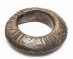 Numismática - Ogondo ou Manila, moeda de troca e adorno de origem africana. Possui o formato de pulseira - Muito colecionável, com grande procura no mercado numismática internacional e também como peça exótica africana. Usada como moeda em trocas e compras, incluindo até mesmo esposas. Os exemplares que serão oferecidos em leilão são provenientes de duas coleções adquiridas na Europa, fruto de mais de 50 anos de garimpo.
Imensa peça com 766g, 10x9cm - Detalhes tribais, parte interna lisa pelos muitos anos de uso.