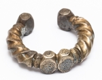Numismática - Ogondo ou Manila, moeda de troca e adorno de origem africana. Possui o formato de pulseira - Muito colecionável, com grande procura no mercado numismática internacional e também como peça exótica africana. Usada como moeda em trocas e compras, incluindo até mesmo esposas. Os exemplares que serão oferecidos em leilão são provenientes de duas coleções adquiridas na Europa, fruto de mais de 50 anos de garimpo. Belo exemplar em metal torcido e detalhes tribais - 208g - 7,5x6cm