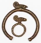 Numismática - Ogondo ou Manila, moeda de troca e adorno de origem africana. Possui o formato de pulseira - Muito colecionável, com grande procura no mercado numismática internacional e também como peça exótica africana. Usada como moeda em trocas e compras, incluindo até mesmo esposas. Os exemplares que serão oferecidos em leilão são provenientes de duas coleções adquiridas na Europa, fruto de mais de 50 anos de garimpo. Conjunto - Ogondo e anel inéditos, belo trabalho encimado por lagarto que geralmente representa adaptabilidade, mudança, proteção e em alguns casos, até a morte ou o desconhecido - Peças místicas - 7x7cm e 4x2,5cm - 54 e 15g 