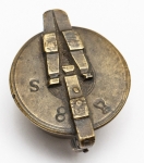 Numismática - Quinteiro - Linda e estimada peça, muito usada no ciclo do ouro no Brasil, apreciada como símbolo de boa sorte. Marcas e contrastes compatíveis para século XVII/XVIII - 7 partes - 3,6cm-2,2cm, maior e menor diâmetros e 2,2cm de altura. Uma das mais delicadas peças que oferecemos em nossos leilões, 113g