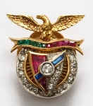 Pin de lapela do Benfica em ouro, possui rubis, safiras e diamantes - 3,8g e 15x18mm - Estimativa 300
