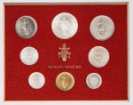 Numismática Vaticano - Oportunidade para completar sua coleção - Vamos oferecer individualmente várias datas. Cartela com 8 moedas incluindo 500 liras em prata - Cartela oficial com crescente valorização. Oportunidade! Ano XIII - 1975