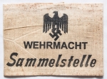 Militaria, II Guerra - Braçadeira em tecido, 12x34cm - Wehrmacht Sammelstelle, ponto de coleta. Item não promove ou glorifica violência ou intolerância racial. Está à venda apenas para fins de preservação da memória histórica. Organização do leilão não faz apologia a quaisquer movimentos políticos ou ideológicos, e repudia qualquer ideologia de cunho racista.
