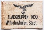 Militaria II Guerra - Braçadeira em tecido, 11,6x36cm - Flakgruppen KDO - Wilhelmschafen-Stadt - Comando de grupos antiaéreos da cidade de Wilhemshafen. Item não promove ou glorifica violência ou intolerância racial. Está à venda apenas para fins de preservação da memória histórica. Organização do leilão não faz apologia a quaisquer movimentos políticos ou ideológicos, e repudia qualquer ideologia de cunho racista.
